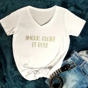 Tee-shirt blanc col V « Rosé »