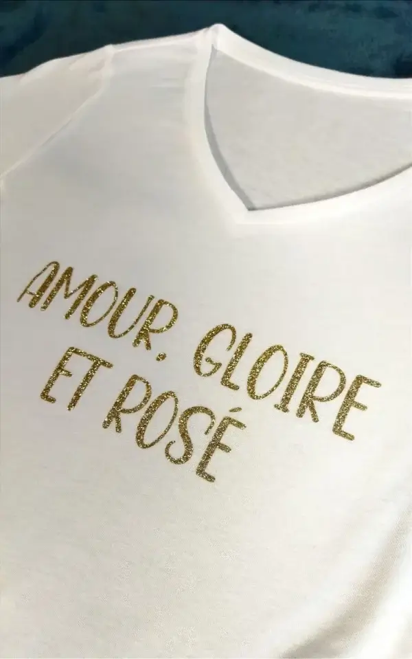 Tee-shirt blanc col V « Rosé »