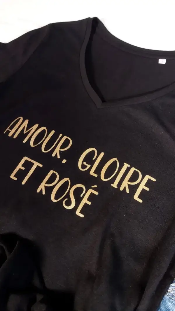 Tee-shirt noir col V « Rosé »