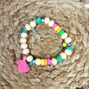 Bracelet à perles bois, breloques et pompon rose fluo.