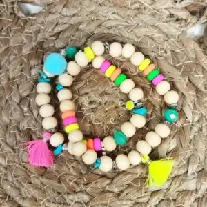 Duo de bracelets à perles en bois avec breloques et pompons rose et jaune fluo.