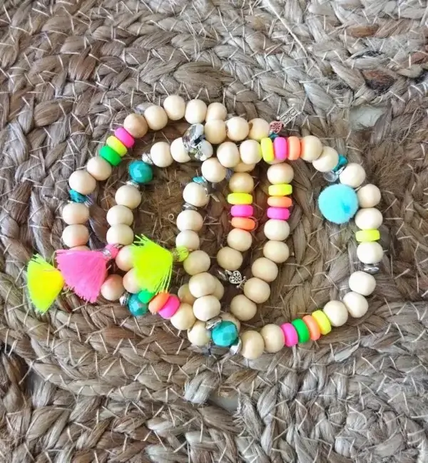 Trio de bracelets à perles bois, breloques et pompon rose et jaune fluo.