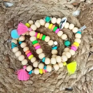 Trio de bracelets à perles bois, breloques et pompon rose et jaune fluo.