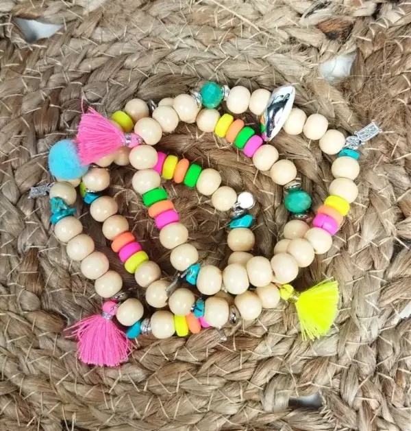 Trio de bracelets à perles bois, breloques et pompon rose et jaune fluo.