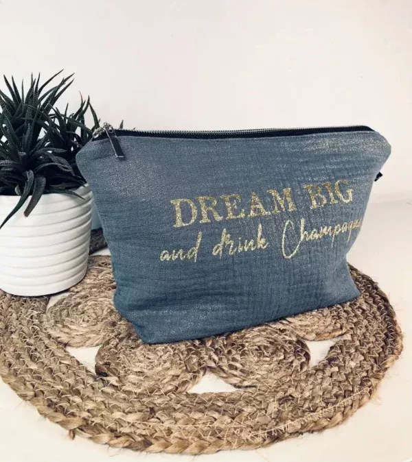 Trousse de toilette en gaze de coton gris scintillant avec flocage Dream Big and Drink Champagne