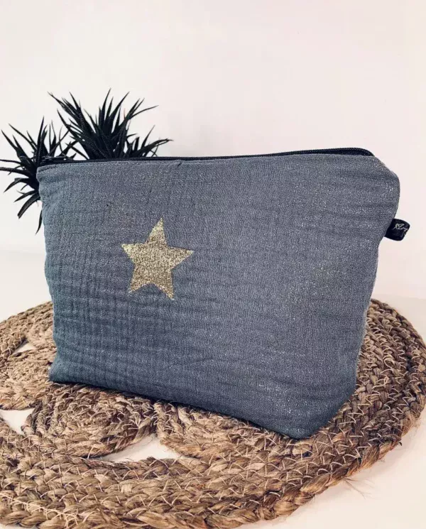 Grande pochette en gaze de coton gris scintillant avec flocage d'une étoile doré pailleté.