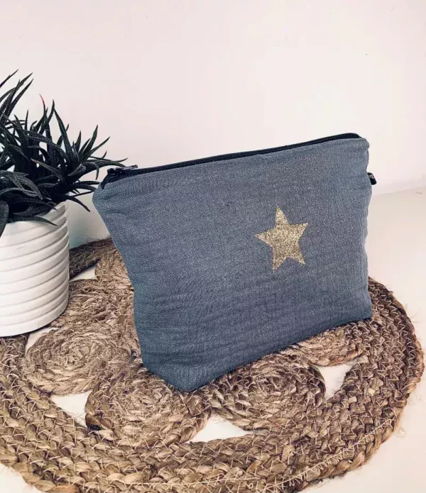 Grande pochette en gaze de coton gris scintillant avec flocage d'une étoile doré pailleté.