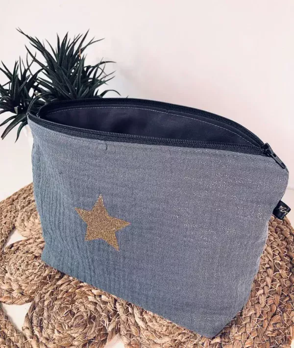 Grande pochette en gaze de coton gris scintillant avec flocage d'une étoile doré pailleté.