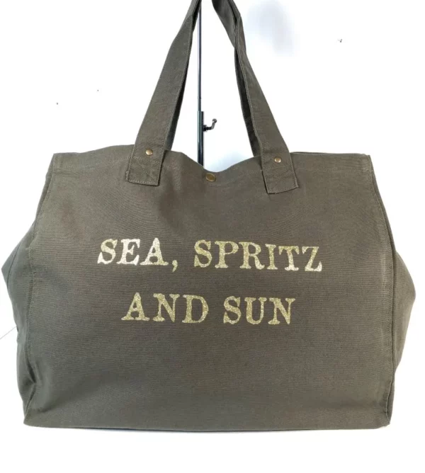 Sac fourre-tout couleur Kombu Green avec flocage "Sea, Spritz and Sun" en or pailleté