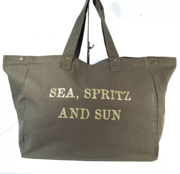 Sac fourre-tout couleur Kombu Green avec flocage "Sea, Spritz and Sun" en or pailleté