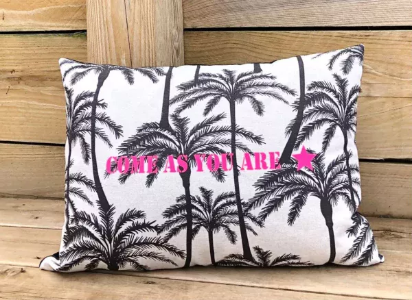 Housse de coussin palmier avec flocage "Come as you are" en rose fluo