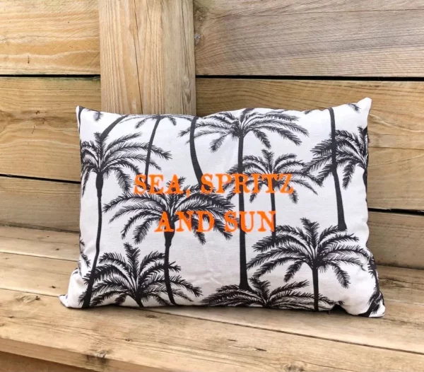 Housse de coussin palmier avec texte "Sea, Spritz and Sun" floqué en orange fluo