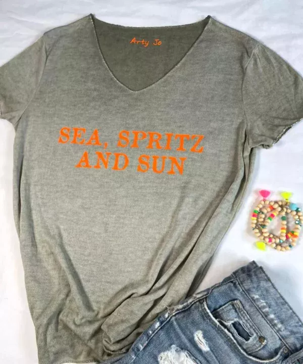 Tee-shirt pour femme coloris kaki avec bordure argenté. Flocage Sea, Spritz and Sun en orange fluo.