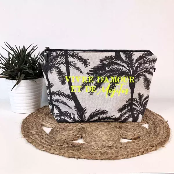 Trousse de toilette à motifs palmiers avec flocage "Vivre d'Amour et de Mojitos" en jaune fluo.