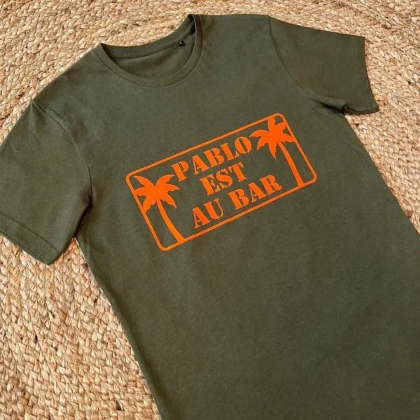 Tee-shirt kaki pour homme avec slogan "Pablo est au bar" en orange fluo.