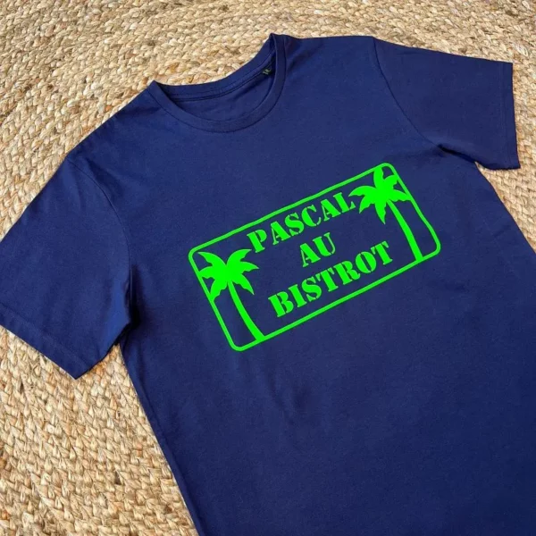 Tee-shirt bleu marine pour homme avec slogan "Pascal au bistrot" en vert fluo.