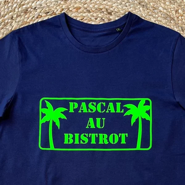 Tee-shirt bleu marine pour homme avec slogan "Pascal au bistrot" en vert fluo.