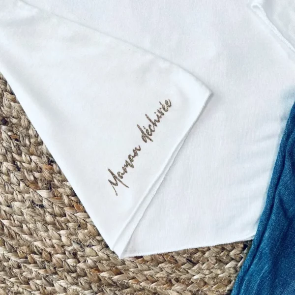 Top blanc à manches longues pour femme avec inscription "Maman qui déchire" en or pailleté.