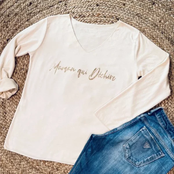 Top crème à manches longues pour femme avec inscription "Maman qui déchire" en or pailleté.