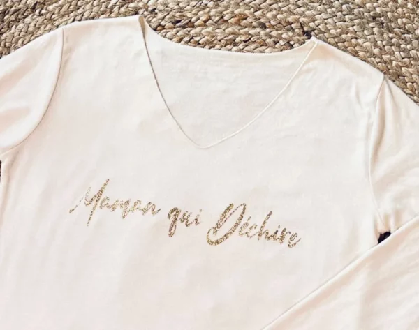 Top crème à manches longues pour femme avec inscription "Maman qui déchire" en or pailleté.