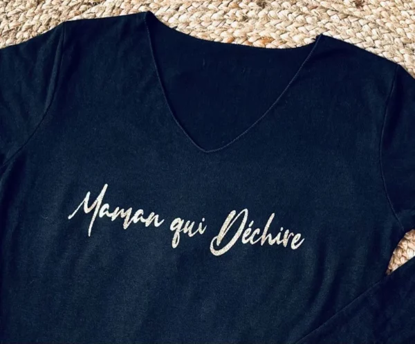 Top noir à manches longues pour femme avec inscription "Maman qui déchire" en or pailleté.
