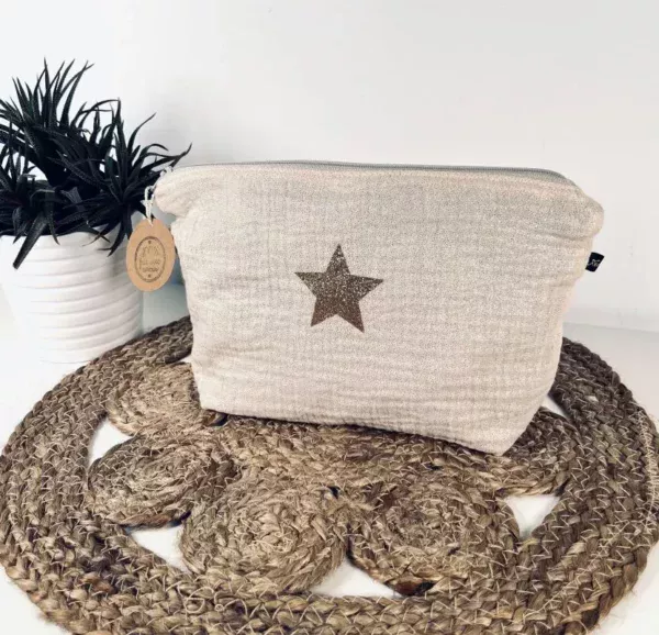 Grande pochette en gaze de coton blanc scintillant, fermeture éclair beige et doublure en coton gris. Fait main.