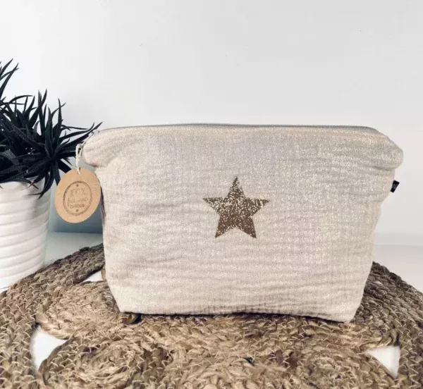 Grande pochette en gaze de coton blanc scintillant, fermeture éclair beige et doublure en coton gris. Fait main.