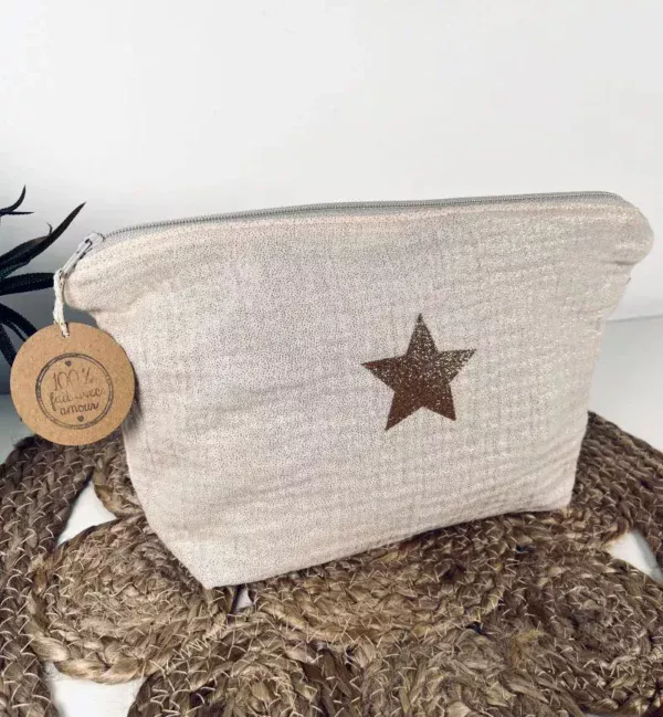 Grande pochette en gaze de coton blanc scintillant, fermeture éclair beige et doublure en coton gris. Fait main.