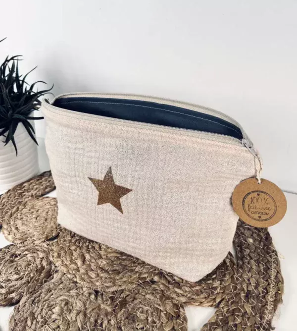 Grande pochette en gaze de coton blanc scintillant, fermeture éclair beige et doublure en coton gris. Fait main.