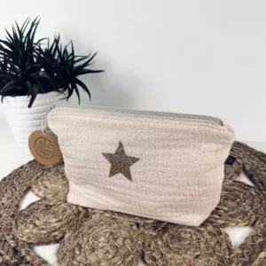 Petite pochette en gaze de coton blanc scintillant, fermeture éclair beige et doublure en coton beige. Fait main.