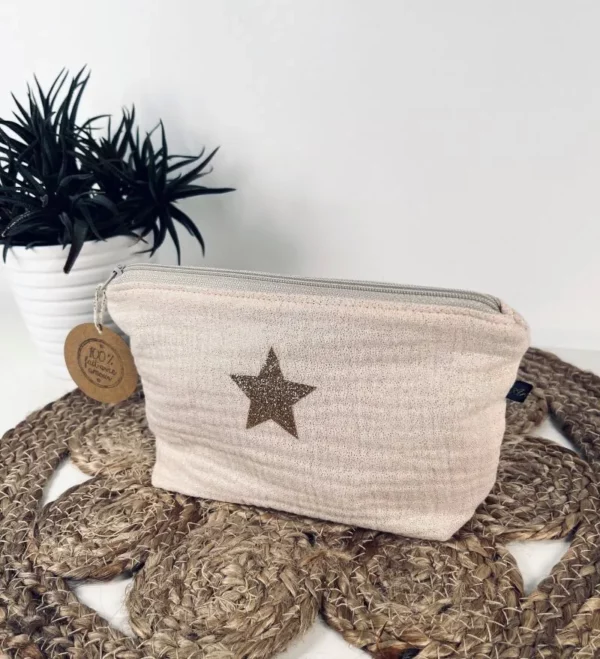 Petite pochette en gaze de coton blanc scintillant, fermeture éclair beige et doublure en coton beige. Fait main.