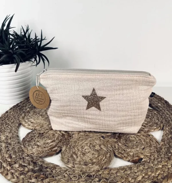 Petite pochette en gaze de coton blanc scintillant, fermeture éclair beige et doublure en coton beige. Fait main.