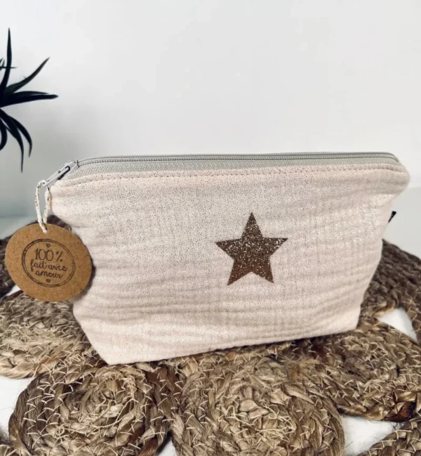 Petite pochette en gaze de coton blanc scintillant, fermeture éclair beige et doublure en coton beige. Fait main.