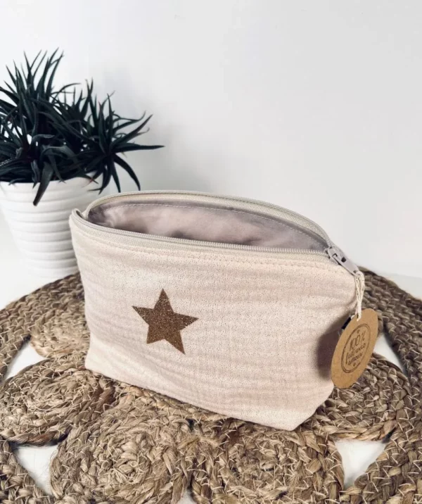 Petite pochette en gaze de coton blanc scintillant, fermeture éclair beige et doublure en coton beige. Fait main.