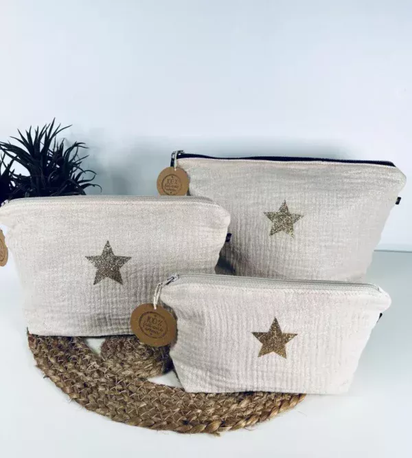 Trousse de toilette Midnight en gaze de coton blanc cassé avec étoile pailletée.