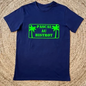 Tee-shirt bleu marine pour homme avec slogan "Pascal au bistrot" en vert fluo.