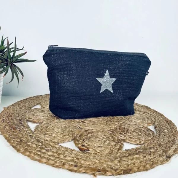 Grande pochette en gaze de coton noir scintillant avec une étoile en argenté pailleté.