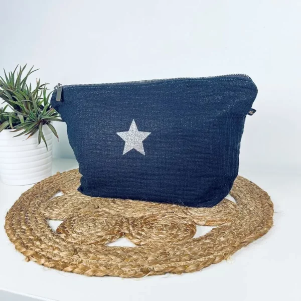 Trousse de toilette en gaze de coton noir scintillant avec une étoile en argenté pailleté.
