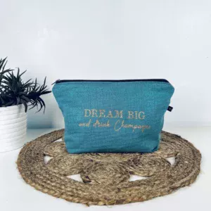 Grande pochette Midnight en gaze de coton bleu irisé avec slogan "Dream big and drink Champagne" en or pailleté