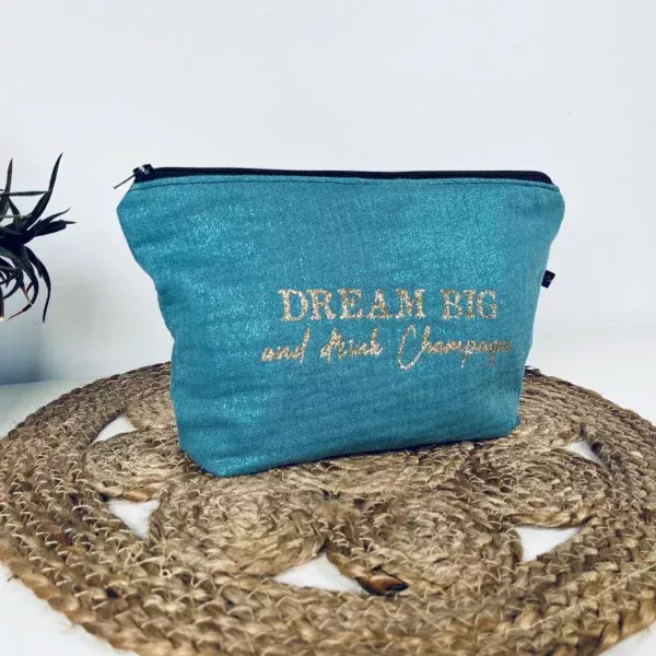 Grande pochette Midnight en gaze de coton bleu irisé avec slogan "Dream big and drink Champagne" en or pailleté