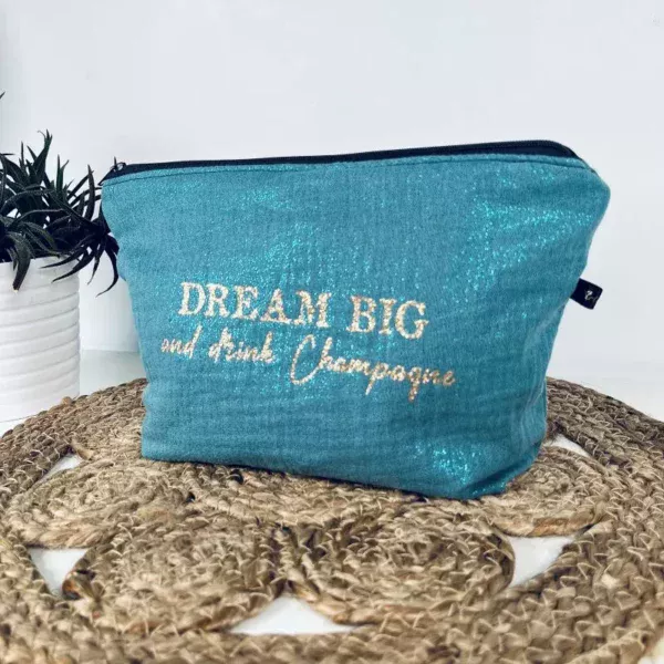 Grande pochette Midnight en gaze de coton bleu irisé avec slogan "Dream big and drink Champagne" en or pailleté