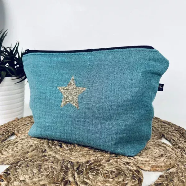 Grande pochette Midnight en gaze de coton bleu irisé avec une étoile en or pailleté