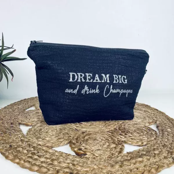 Grande pochette en gaze de coton noir scintillant avec message "Dream big and drink Champagne" en argenté pailleté.