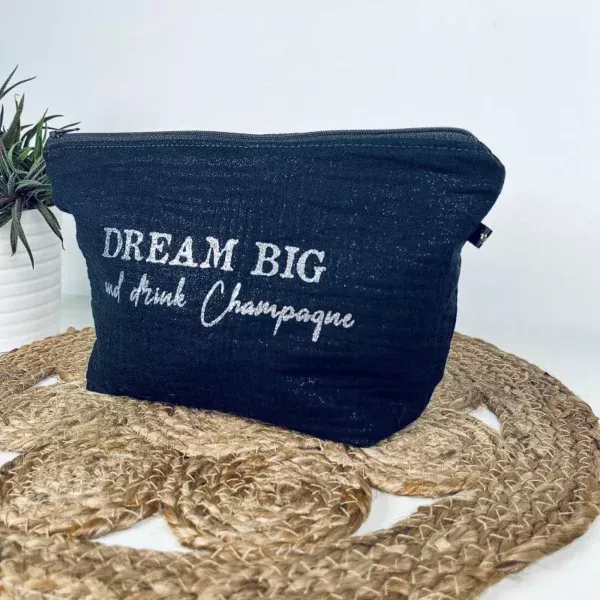 Grande pochette en gaze de coton noir scintillant avec message "Dream big and drink Champagne" en argenté pailleté.