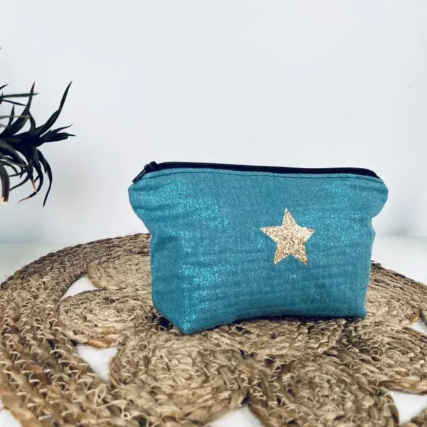 Petite pochette Midnight en gaze de coton bleu irisé avec une étoile en or pailleté