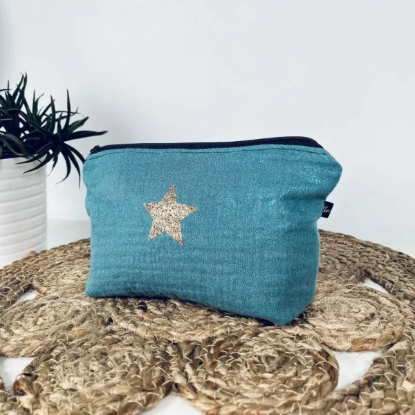 Petite pochette Midnight en gaze de coton bleu irisé avec une étoile en or pailleté