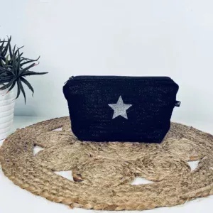 Petite pochette en gaze de coton noir scintillant avec une étoile en argenté pailleté.