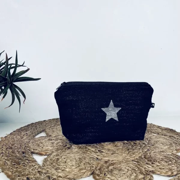 Petite pochette en gaze de coton noir scintillant avec une étoile en argenté pailleté.