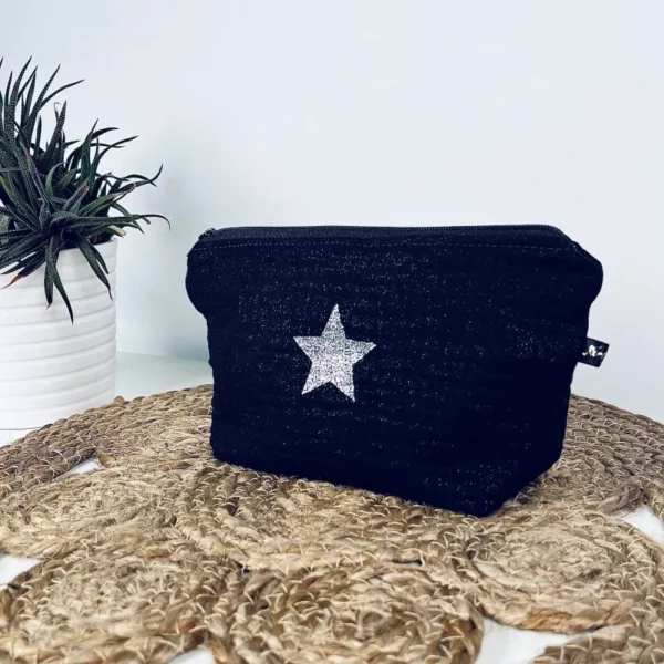 Petite pochette en gaze de coton noir scintillant avec une étoile en argenté pailleté.