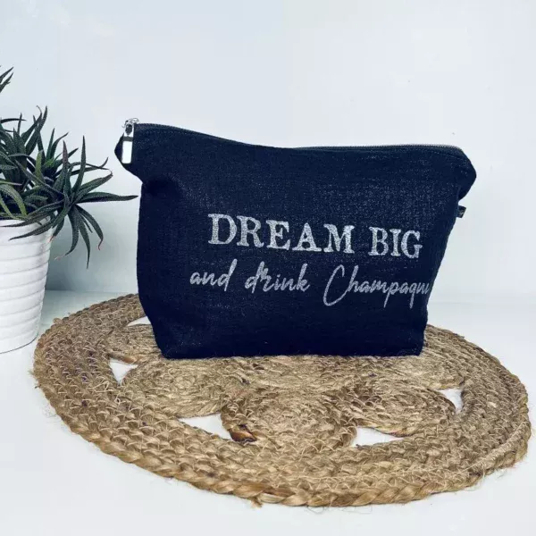 Trousse de toilette en gaze de coton noir scintillant avec message 'Dream big and drink Champagne" en argenté pailleté.